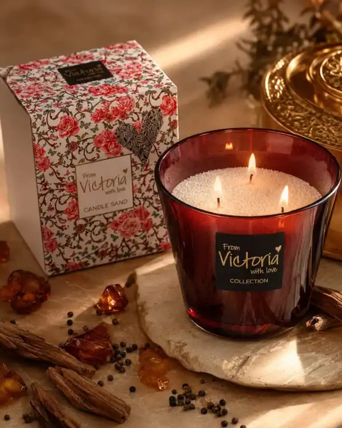 Victoria With Love Candle Sand Muse – Geparfumeerd Kaarsenzand – Peper, Sandelhout & Amber - 350 gr + 8 wieken