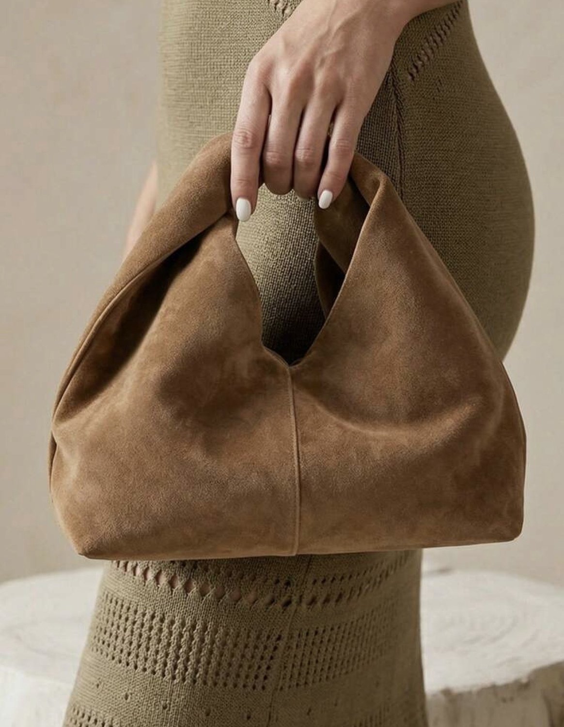 Handtas - beige tas - suede look tas - croissant tas - creme kleurige schoudertas - bowling tas - schoudertas met franjes - bag - sholder bag - handbag - handtas - tas - vanity tas - buideltas - statement tas - shoulderbag - hobo tas - shopper