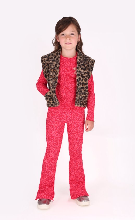 Meisje met lang bruin haar, draagt roze jumpsuit en panterprint gilet.