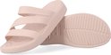 Roze Crocs slippers met twee bandjes over de wreef, op een witte achtergrond.