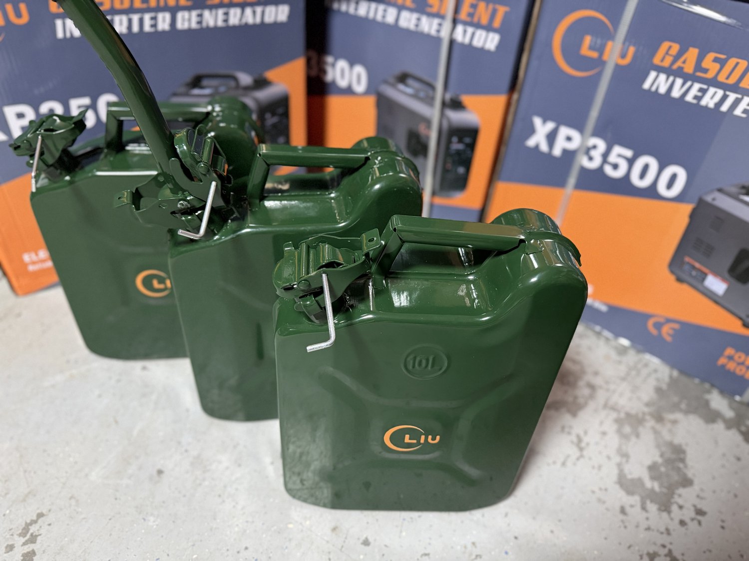 3xLIU CORP ARMY GROENE METALEN VERTICALE 10L JERRYCAN. INC 3 SCHENKTUIT