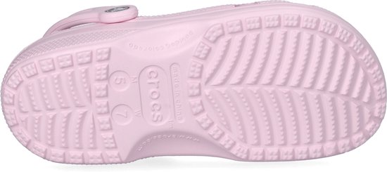 Zool van een roze Crocs clog, met het Crocs logo en de tekst "made in China".