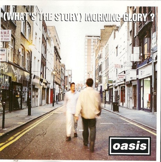 Twee mannen lopen over een straat met winkels, met de tekst (WHAT'S THE STORY) MORNING GLORY? en het Oasis logo.