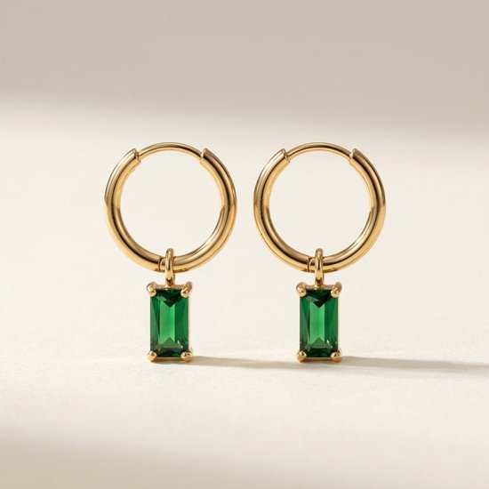 Gouden huggie hoops met rechthoekige, smaragdgroene zirkonia hangers.
