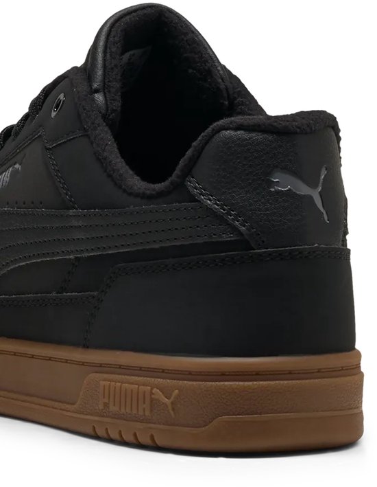 Zwarte Puma sneaker, achterkant zichtbaar met bruine zool en Puma logo.