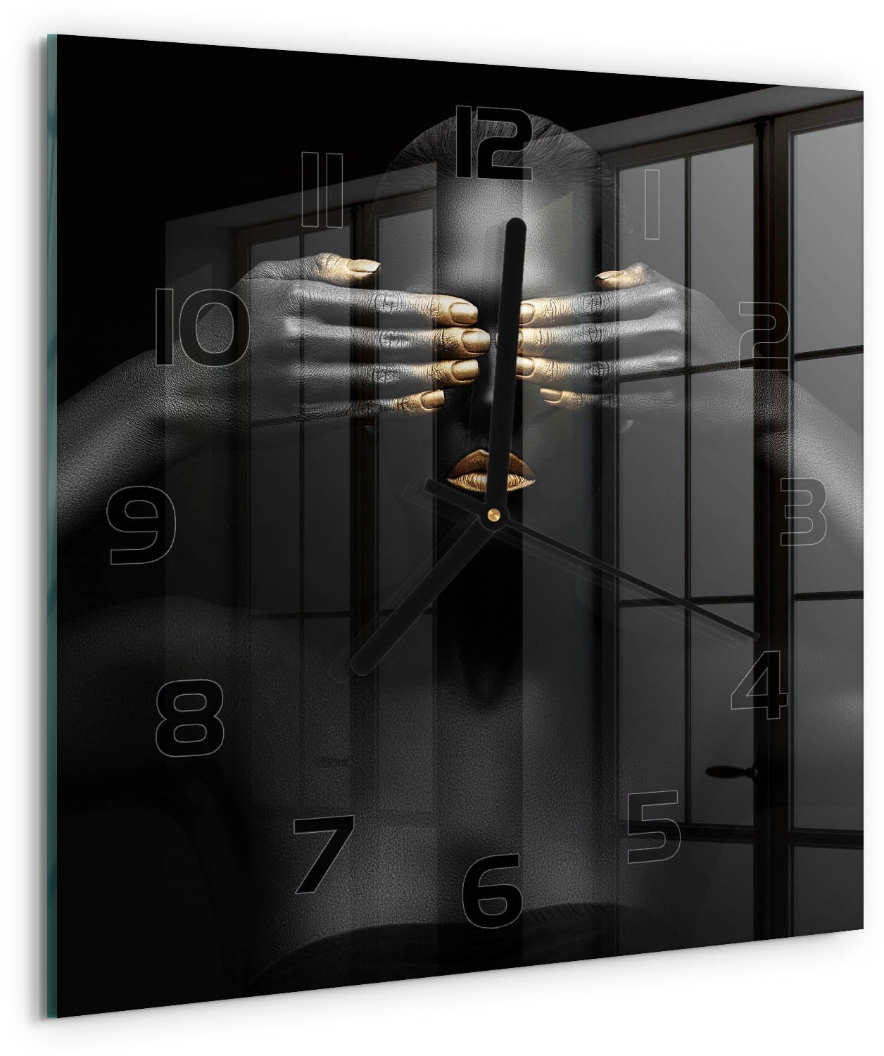 Tulup Wandklok - De vrouw in het zwart Gekleurde Glazen Klok - 30x30 cm - zwart Glazen Klok Met Print - Zwarte handen - Vierkante Klok - Moderne Wandklok Glas - Wandklok Glas Decoratie