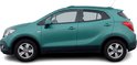 Groene Opel Mokka SUV, zijaanzicht, met zwarte wielkasten en dakrails.