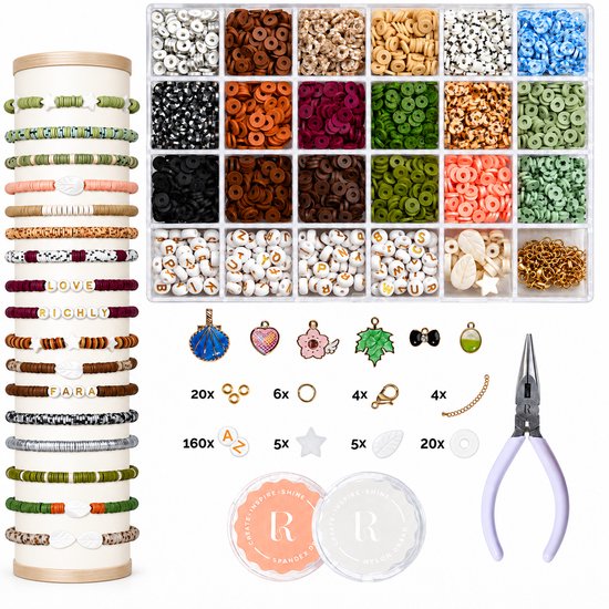 Een assortiment kralen in een organizer, met letterkralen met de tekst "LOVE", "RICHLY", "FARA", bedels en een tang. Naast de organizer staan opgerolde armbanden in aardetinten en groen.