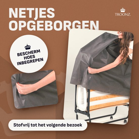 Vrouw trekt grijze beschermhoes over het opgevouwen opklapbed. Stofvrij opgeborgen.
