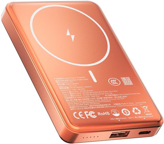 Oranje magnetische powerbank, schuin perspectief met USB-C en USB-A poorten aan de onderkant.