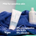 Naïf Wash Gel op een blauwe handdoek met vegan-logo en claims over 0% microplastics, SLES en siliconen.