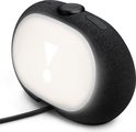 Zwarte JBL wekkerradio met verlicht display en JBL-logo, inclusief stroomkabel en bovenzijde bediening.