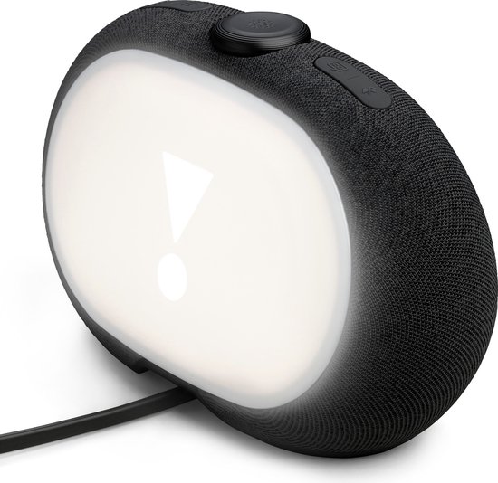 Zwarte JBL wekkerradio met verlicht display en JBL-logo, inclusief stroomkabel en bovenzijde bediening.