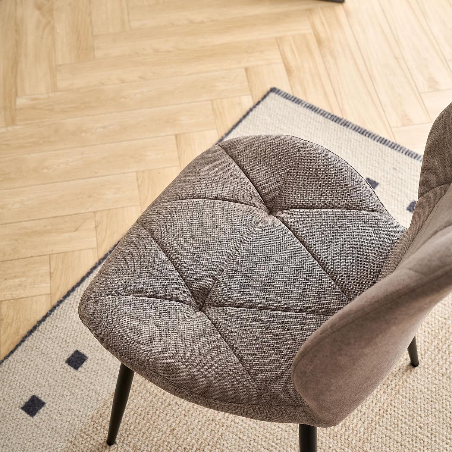 Livia Eetkamerstoelen Set van 6 – Moderne Stoffen Eetkamerstoel met Oorvormige Rugleuning, Handgreep en Zwarte Metalen Poten – Bruin