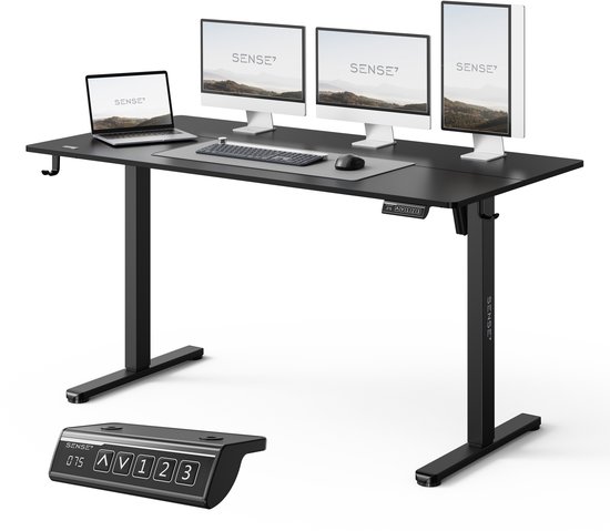 Zwart elektrisch verstelbaar bureau met SENSE7-logo, drie monitoren, laptop, toetsenbord en bedieningspaneel.