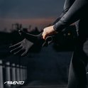 Hardloper trekt zwarte Avento sporthandschoenen met anti-slip grip aan tijdens de avond.