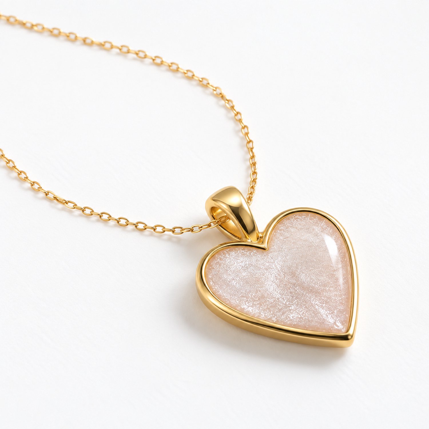 Engravia by Derya – Hart Ketting Dames – Stainless Steel – Goudkleurig met Parelmoerlook Hanger – 45 cm – Elegant & Romantisch – Cadeau voor Haar
