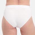 Achterkant van een witte naadloze slip van Bamboo Basics.
