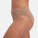 Zijaanzicht van een beige naadloze slip van Bamboo Basics.