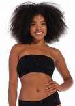 Model met afro-kapsel in profiel, draagt een zwarte bandeau-bh.