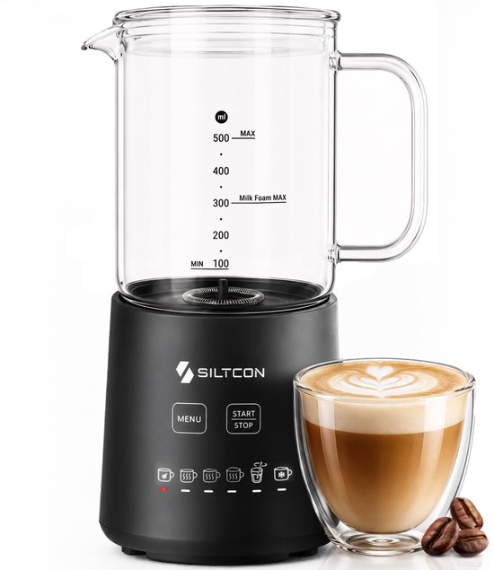 Zwarte Siltcon glazen melkopschuimer met maataanduiding en kopje latte art en koffiebonen.