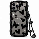 Zwart, golvend iPhone-hoesje met vlinder- en hartjesmotief, voorzien van tekst en kralenkoord met knoop.