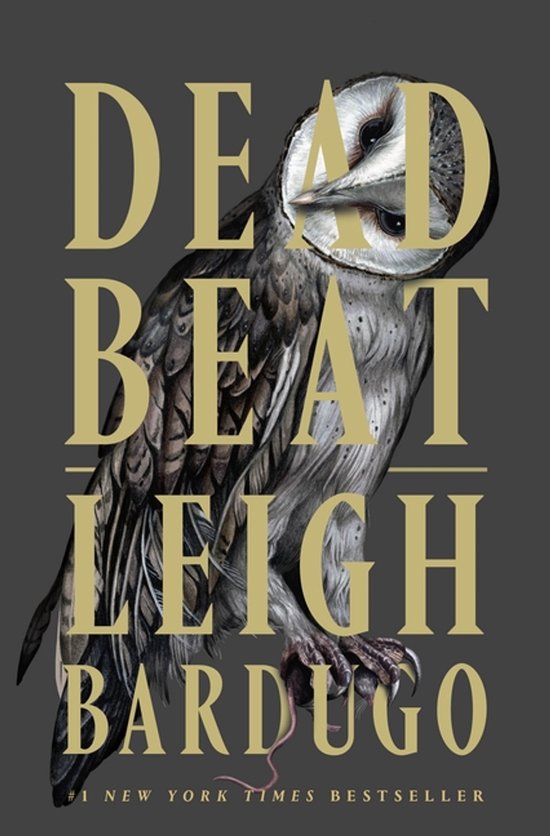 Boekomslag van Dead Beat door Leigh Bardugo met een gedetailleerde kerkuil in goudkleurige letters op een grijze achtergrond.