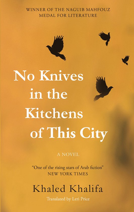 Boekomslag met oranje achtergrond, zwarte vogels in de lucht en de witte titel 'No Knives in the Kitchens of This City'.