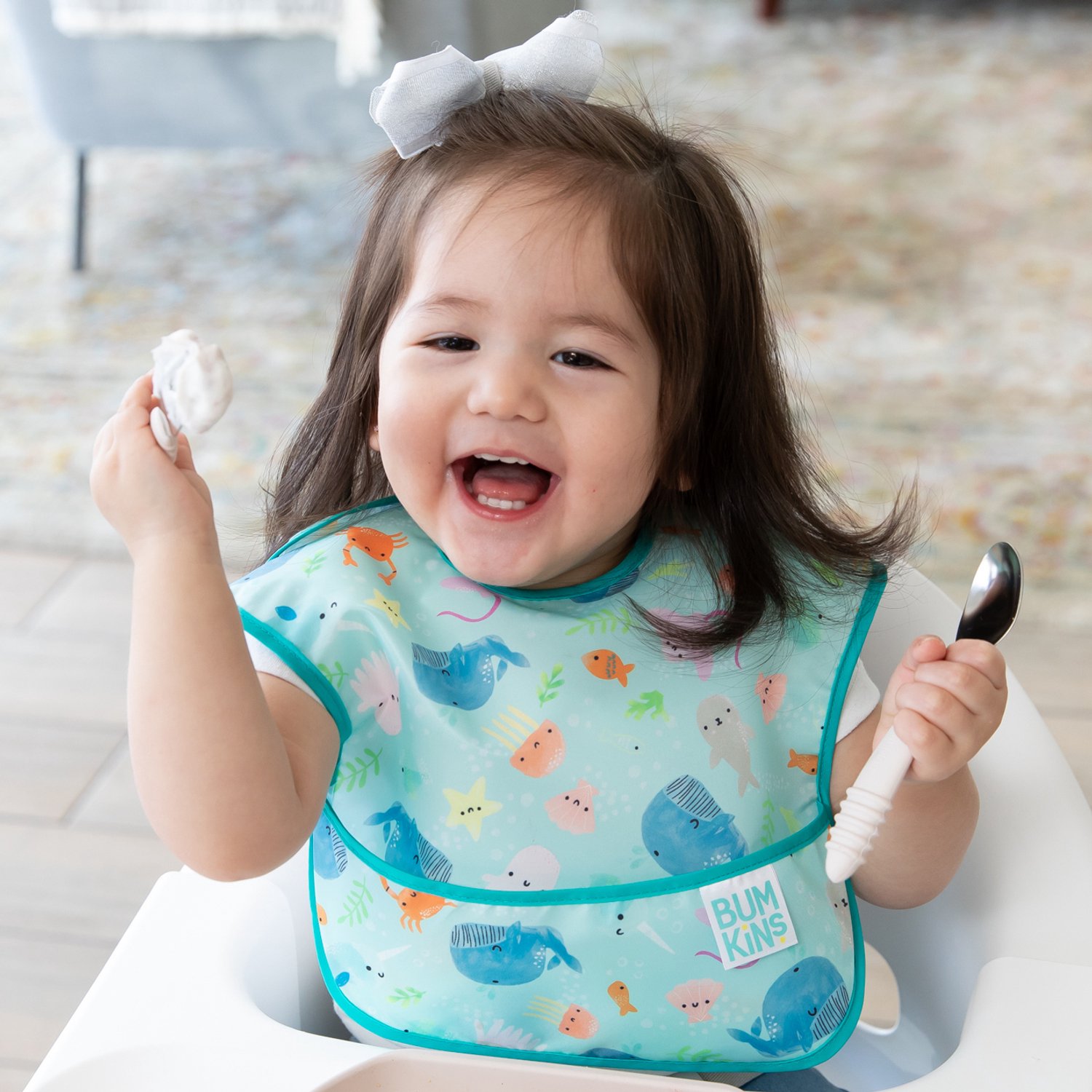 Bumkins SuperBib - Waterdichte Slab met Opvangbakje - Slabbetje voor Baby en Peuter - Eetslab en Knoeislab - Met Klittenband - Machinewasbaar - Baby Led Weaning BLW - Ocean Life Zeedieren - Aqua Blauw - 6-24 maanden