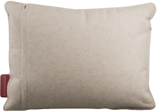 Achterzijde van een beige Stoov kussen met een rood Stoov batterijcompartiment.