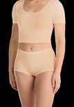 Model draagt een huidkleurige Ten Cate short met aansluitende pasvorm.