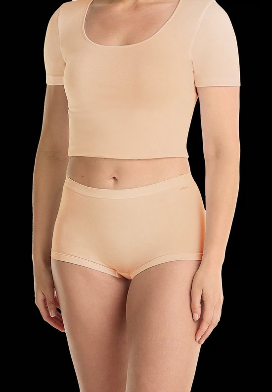 Model draagt een huidkleurige Ten Cate short met aansluitende pasvorm.