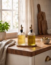 Souwaira Olazi – Olie en Azijn Set – 2x 400 ml Olijfolie Dispenser – Glazen Flessen met Schenktuit – Matgoud – Houten Houder