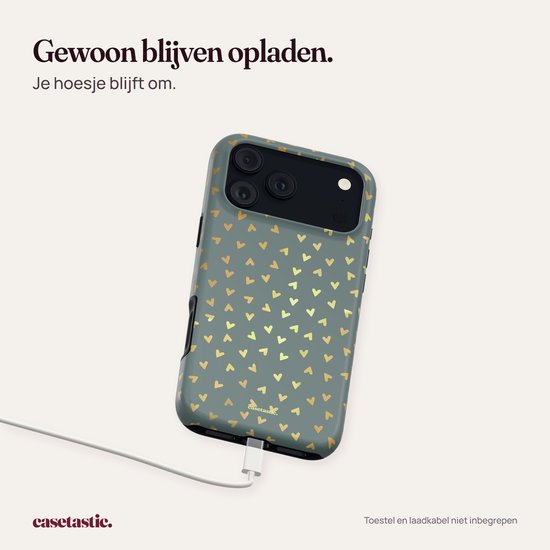 Telefoon in een saliegroen hoesje met gouden hartjes, opgeladen via een witte kabel.