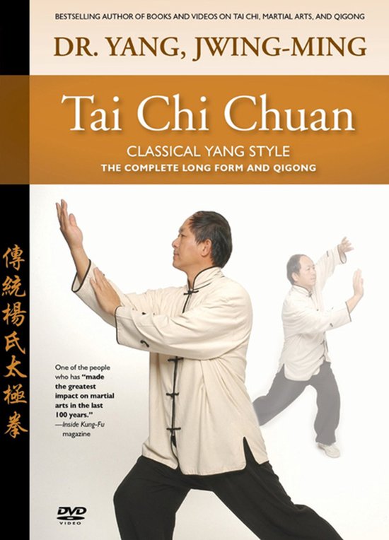 Boekomslag: Dr. Yang, Jwing-Ming in beige jas en zwarte broek beoefent Tai Chi Chuan.