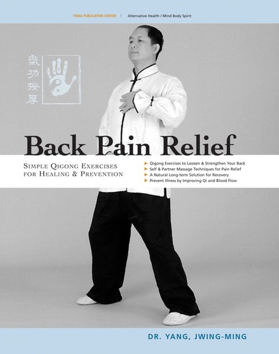Boekomslag Back Pain Relief met een man in traditionele witte en zwarte Qigong-kleding in een staande houding.