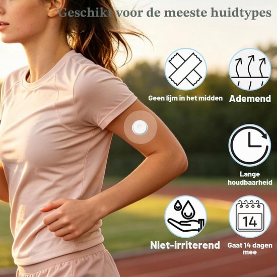 Vrouw draagt sensorpleister tijdens het sporten; icoontjes tonen kenmerken zoals ademend, niet-irriterend en 14 dagen duur.
