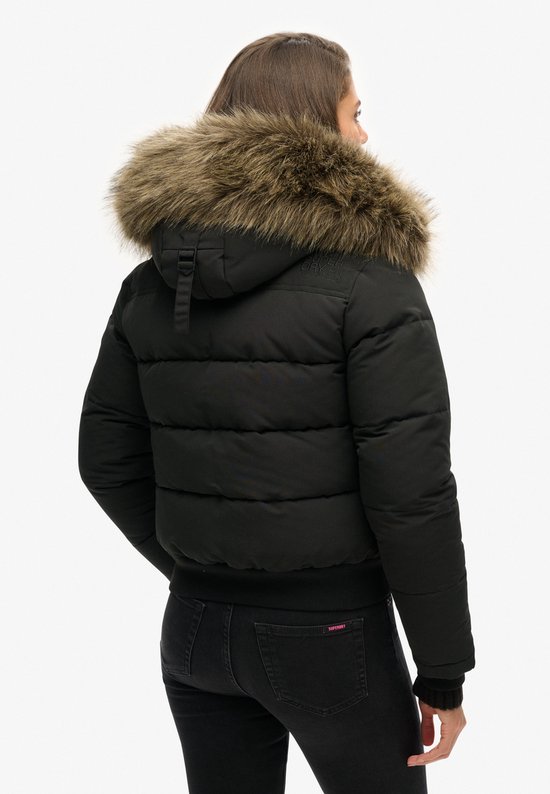 Dames zwarte Superdry bomberjack met capuchon en bontkraag, staand model.