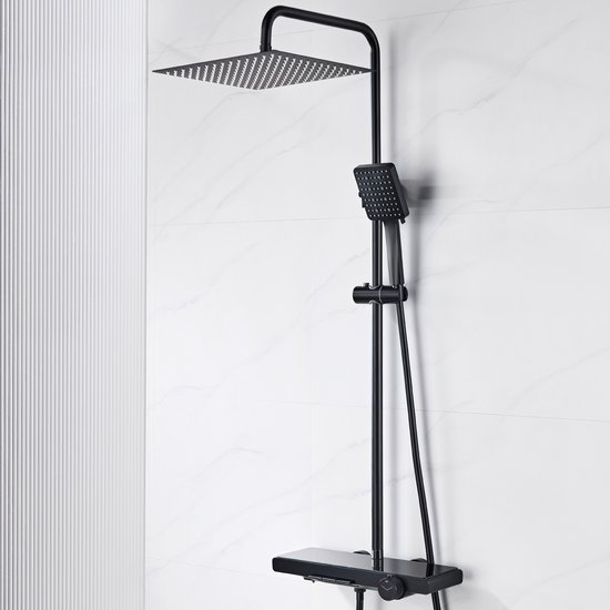 Zwarte douchekraan met vierkant doucheplateau en handdouche, gemonteerd op een witte betegelde muur.