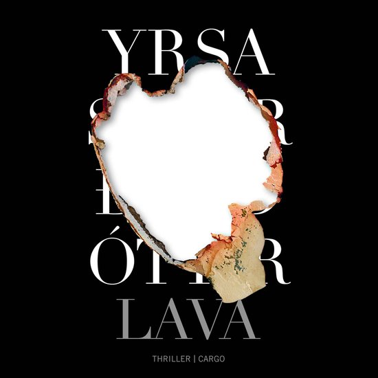 Boekomslag 'Lava'. Witte tekst op zwarte achtergrond met een verbrande, open plek in het midden.
