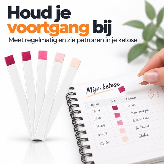 Vier teststrips met kleurverloop van donkerroze tot lichtroze, naast een open notitieboekje met ketose-metingen.