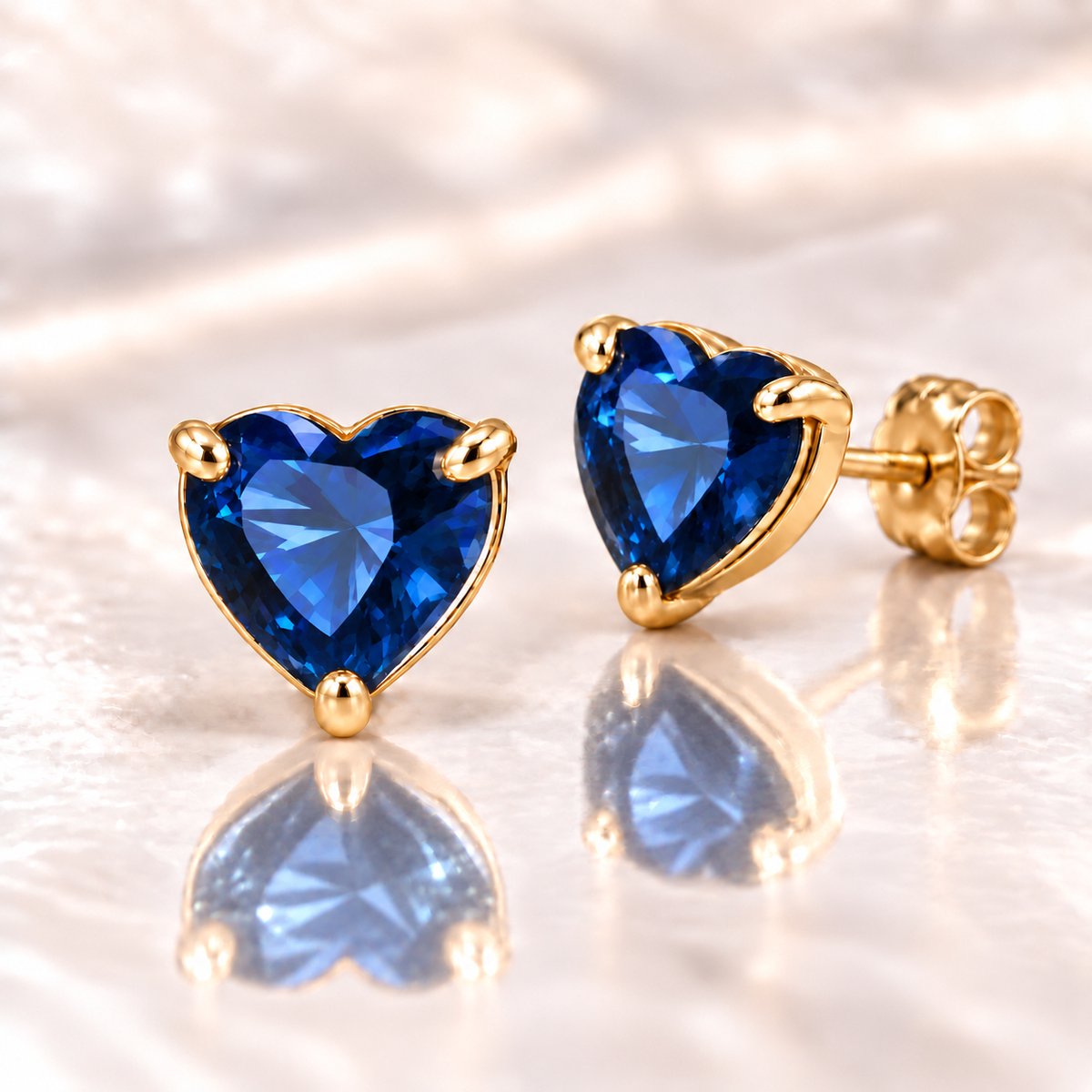 Maevi® Geboortesteen Oorbellen - Hartje / Heart - Maand: September - Kleur: Goud - Formaat: 9mm - RVS / Stainless Steel / Roestvrijstaal - Geboorte Sieraden / Kraamcadeau / Verjaardag - Oorbellen / Oorknopjes - Hoge Kwaliteit - Incl. Luxe Verpakking
