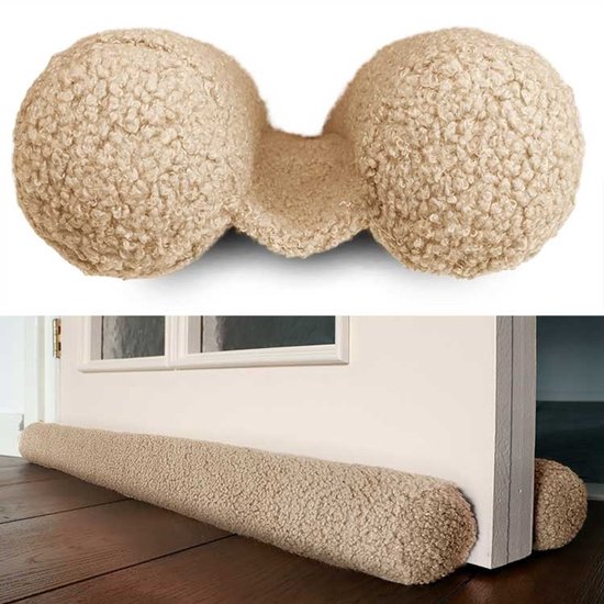Tochtrol 'Pip' in de kleur latte met teddy-achtige stof. De rol is 80 cm lang en de twee uiteinden zijn rond.