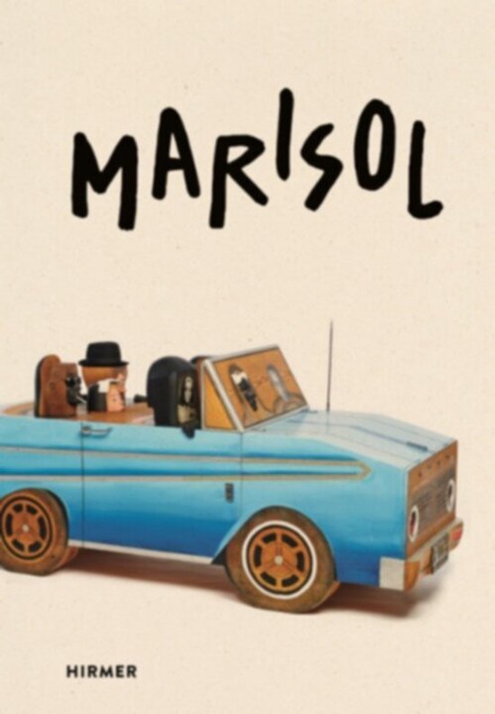Titel met zwart, handgeschreven MARISOL boven een gestileerde illustratie van een lichtblauwe cabriolet met drie figuren en de tekst HIRMER.