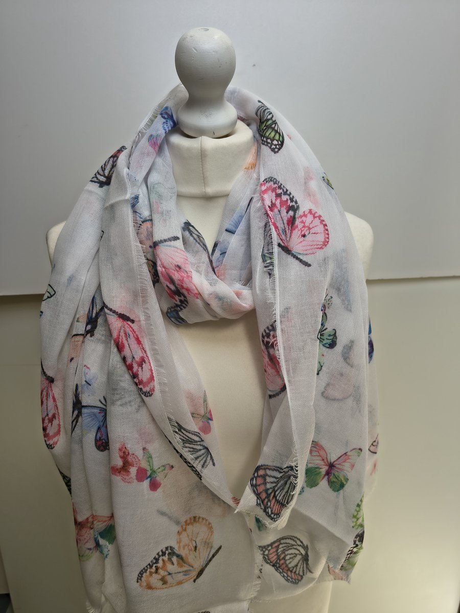 Lange dames sjaal Jerney-vlindermotief-wit fuchsia zwart groen zalm paars blauw oranje roze geel
