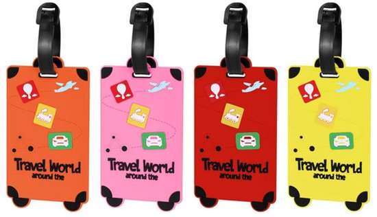 Vier kofferlabels in de kleuren oranje, roze, rood en geel met een print van koffers, auto's en vliegtuigen. Tekst: 'Travel World around the'.