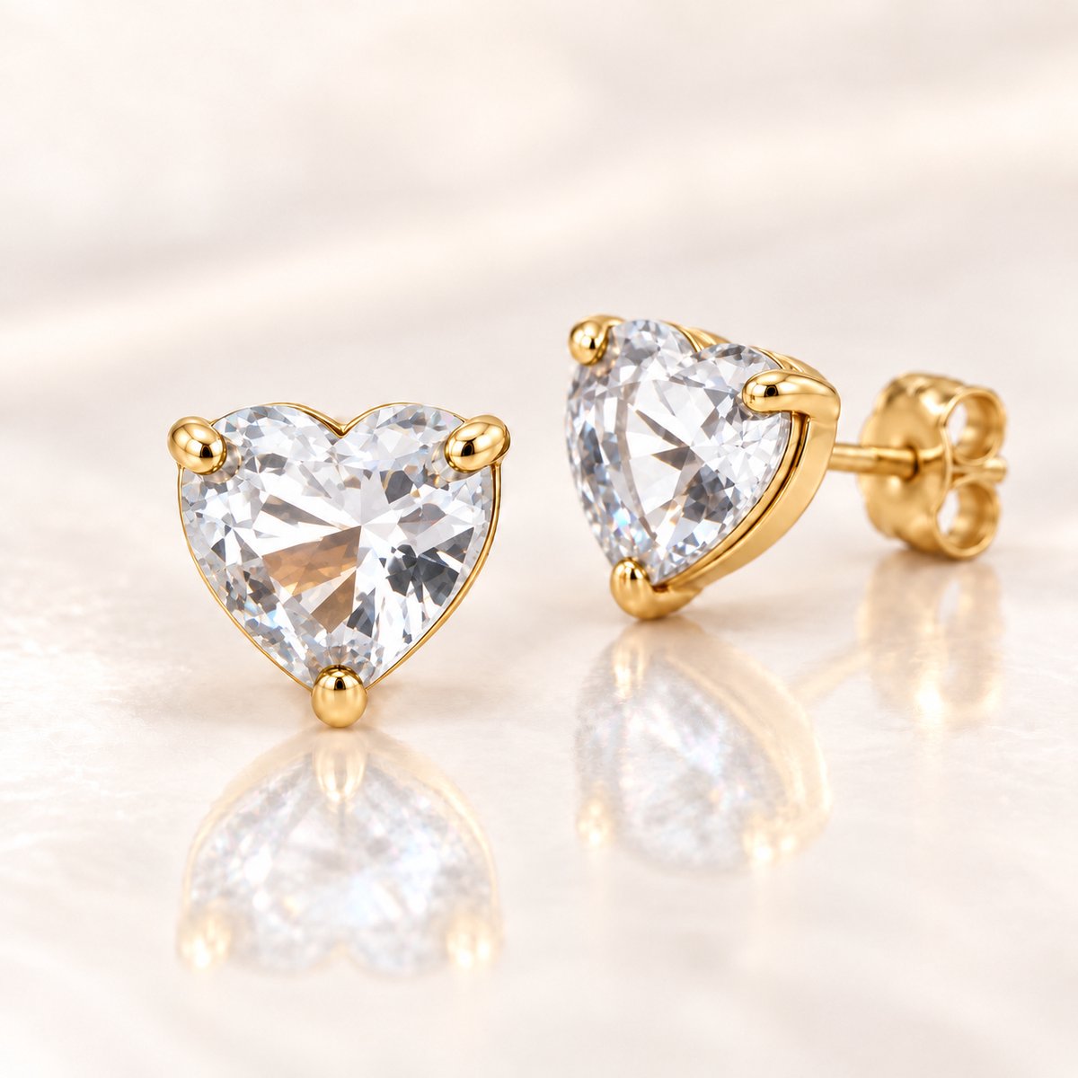 Maevi® Geboortesteen Oorbellen - Hartje / Heart - Maand: April - Kleur: Goud - Formaat: 9mm - RVS / Stainless Steel / Roestvrijstaal - Geboorte Sieraden / Kraamcadeau / Verjaardag - Oorbellen / Oorknopjes - Hoge Kwaliteit - Incl. Luxe Verpakking