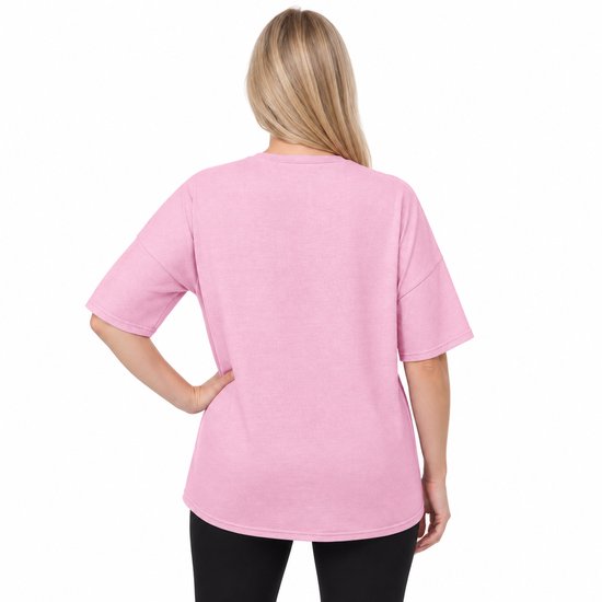 Achteraanzicht van een roze oversized T-shirt met ronde hals en korte mouwen op een model.