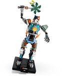 Robot LEGO Fortnite KIT sur socle avec hache éolienne verte, flammes oranges.