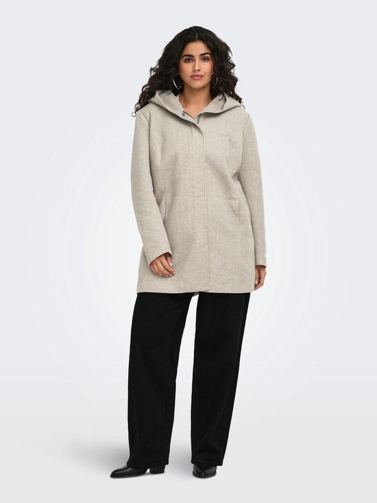 Model draagt een halflange beige jas met capuchon en zwarte broek.